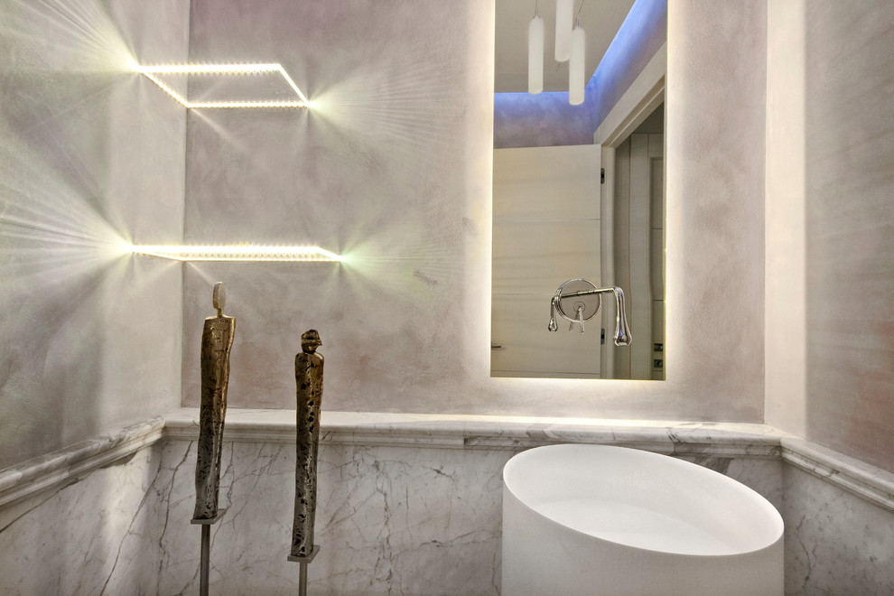 Idée de décoration pour un WC suspendu marin de taille moyenne avec un carrelage gris, du carrelage en marbre, un mur gris, un sol en marbre, un lavabo posé, un plan de toilette en calcaire et un sol gris.