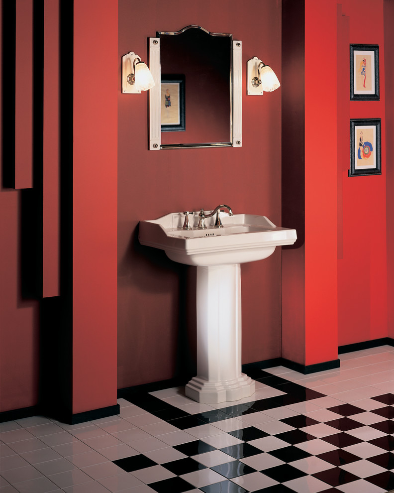 Modelo de aseo tradicional con paredes rojas, lavabo con pedestal y suelo multicolor