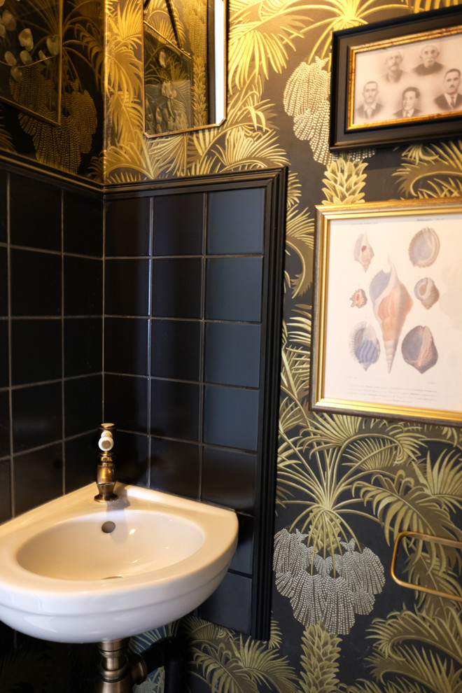 Imagen de aseo tropical pequeño con sanitario de una pieza, paredes negras, suelo de baldosas de cerámica y suelo negro