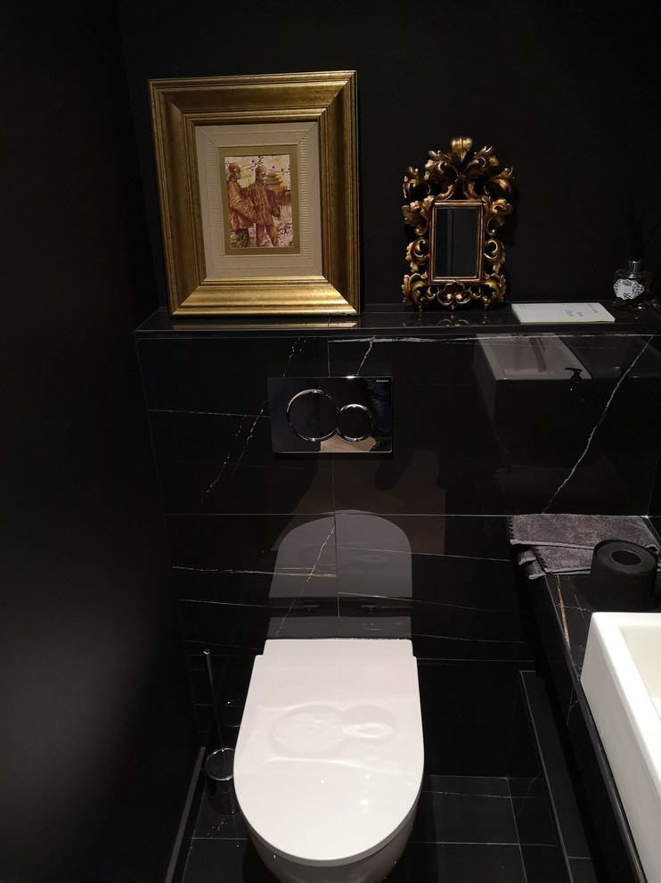Стильный дизайн: маленький туалет в стиле модернизм с инсталляцией, черной плиткой, мраморной плиткой, черными стенами, мраморным полом, накладной раковиной, мраморной столешницей, черным полом и черной столешницей для на участке и в саду - последний тренд
