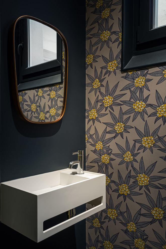Inspiration för ett litet funkis toalett, med flerfärgade väggar och ett väggmonterat handfat
