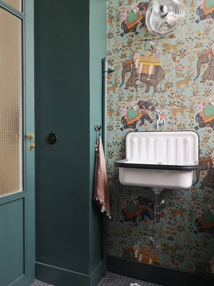 マルセイユにあるエクレクティックスタイルのおしゃれなトイレ・洗面所の写真
