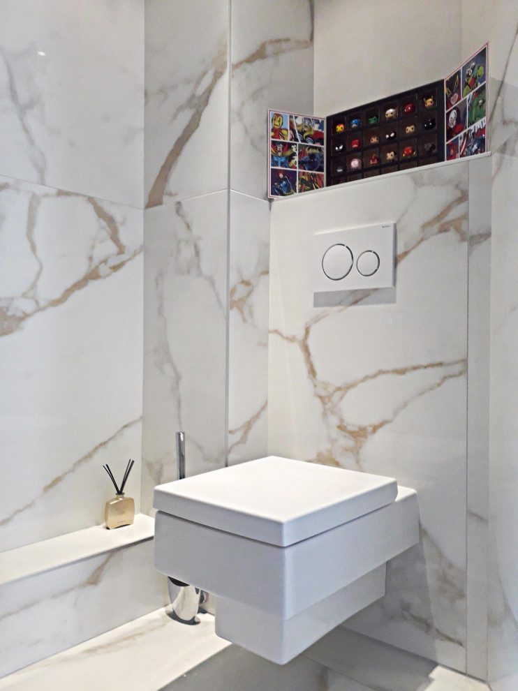 Idéer för mellanstora funkis vitt toaletter, med en vägghängd toalettstol, vit kakel, keramikplattor, vita väggar, klinkergolv i keramik, ett väggmonterat handfat, bänkskiva i akrylsten och vitt golv