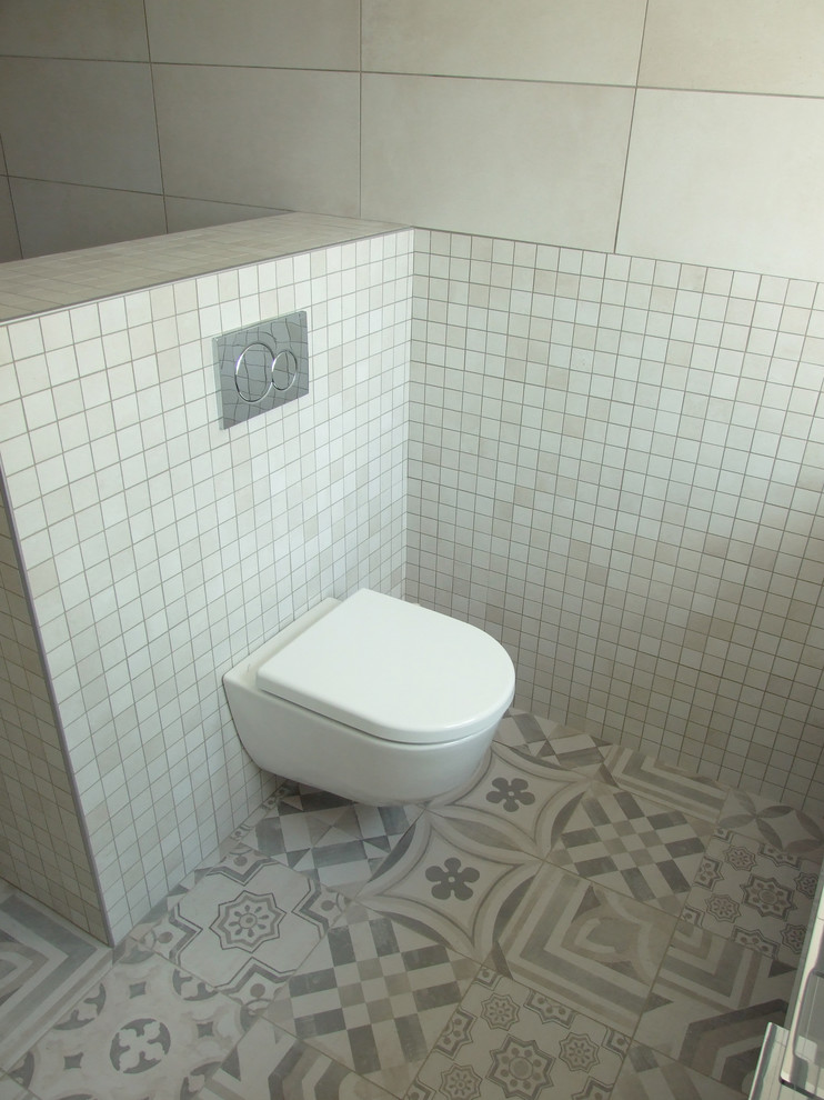 На фото: туалет среднего размера в современном стиле с инсталляцией и бежевыми стенами с