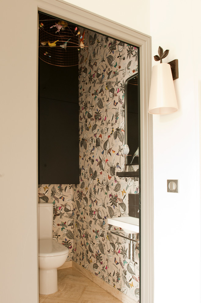Idée de décoration pour un petit WC suspendu tradition avec un placard à porte affleurante et des portes de placard bleues.