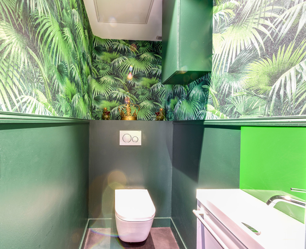 Идея дизайна: маленький туалет в морском стиле с инсталляцией, зелеными стенами, бетонным полом, подвесной раковиной и серым полом для на участке и в саду