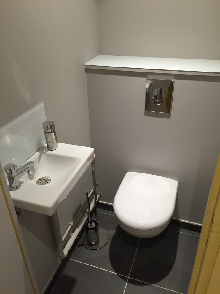 Exemple d'un petit WC suspendu tendance avec un lavabo suspendu, un mur gris et un carrelage gris.