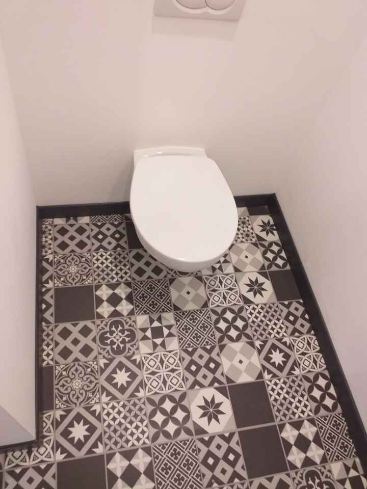 Cette photo montre un WC et toilettes moderne.