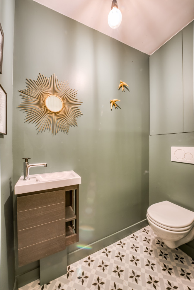 Kleine Moderne Gästetoilette mit Wandtoilette, Zementfliesen für Boden und Wandwaschbecken in Paris