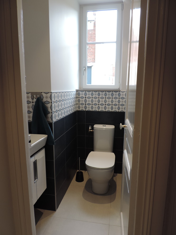 Idéer för att renovera ett litet funkis toalett, med en toalettstol med hel cisternkåpa, blå kakel, keramikplattor, grå väggar, klinkergolv i keramik, ett väggmonterat handfat och grått golv