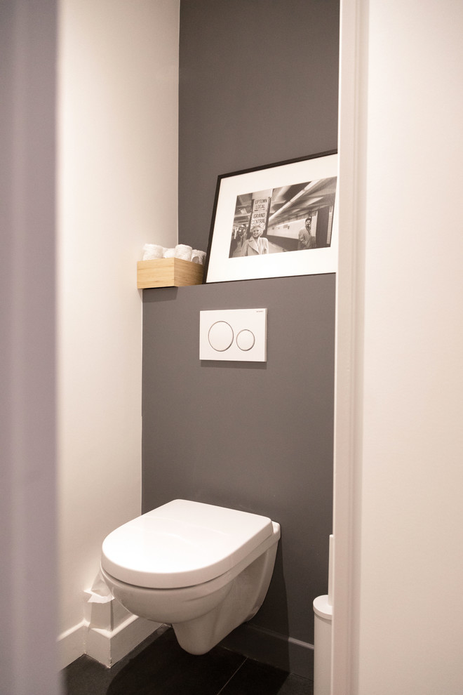 Idée de décoration pour un WC suspendu minimaliste de taille moyenne avec un mur gris, un sol en carrelage de céramique et un sol gris.