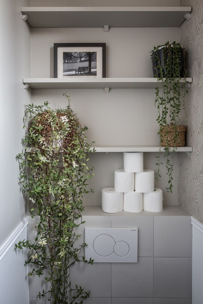 Kleine Moderne Gästetoilette mit Wandtoilette, Zementfliesen, grauer Wandfarbe und grauen Fliesen in Paris