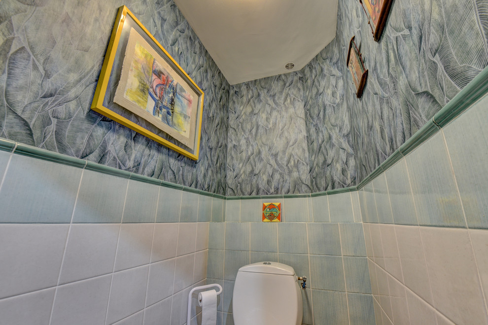 Свежая идея для дизайна: туалет среднего размера в современном стиле с унитазом-моноблоком, синей плиткой, керамической плиткой, зелеными стенами и полом из терракотовой плитки - отличное фото интерьера