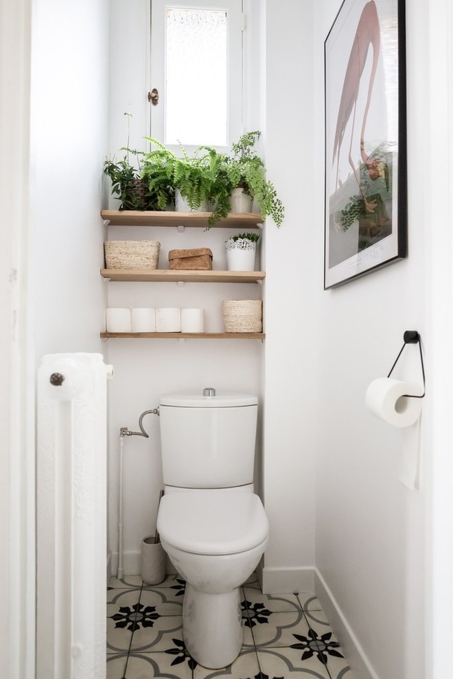 Foto di un bagno di servizio minimal di medie dimensioni con WC monopezzo, pareti bianche, pavimento in cementine e pavimento multicolore