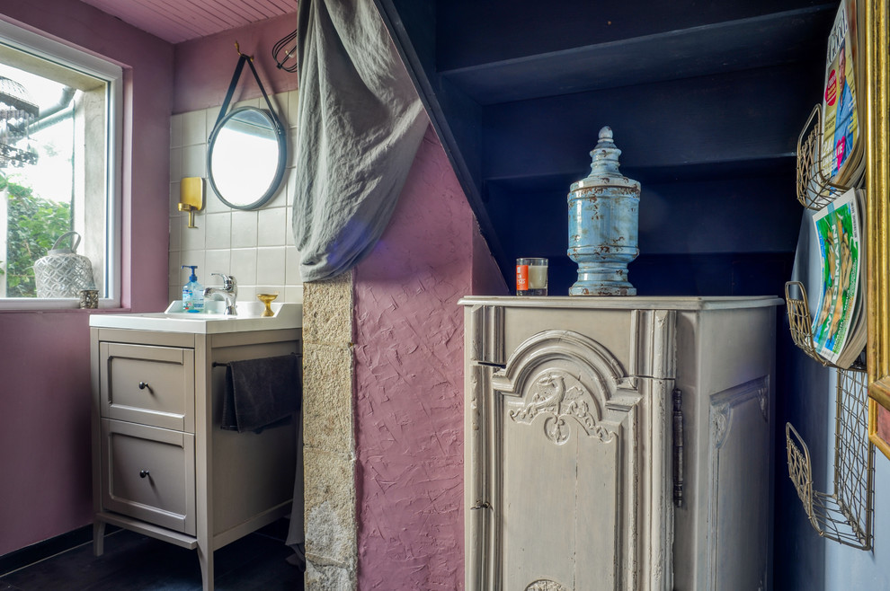 Foto di un piccolo bagno di servizio boho chic con piastrelle grigie, piastrelle in ceramica, pareti rosa, pavimento in vinile, lavabo a consolle, pavimento grigio e top bianco