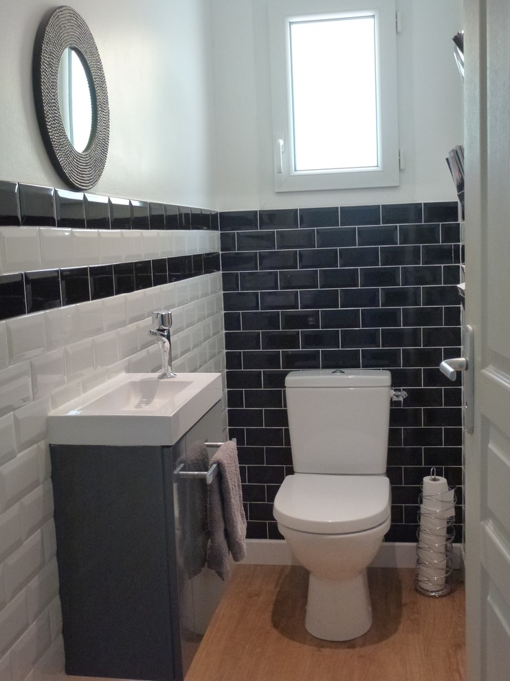 Kleine Moderne Gästetoilette mit Toilette mit Aufsatzspülkasten, weißer Wandfarbe, Laminat und Wandwaschbecken in Sonstige