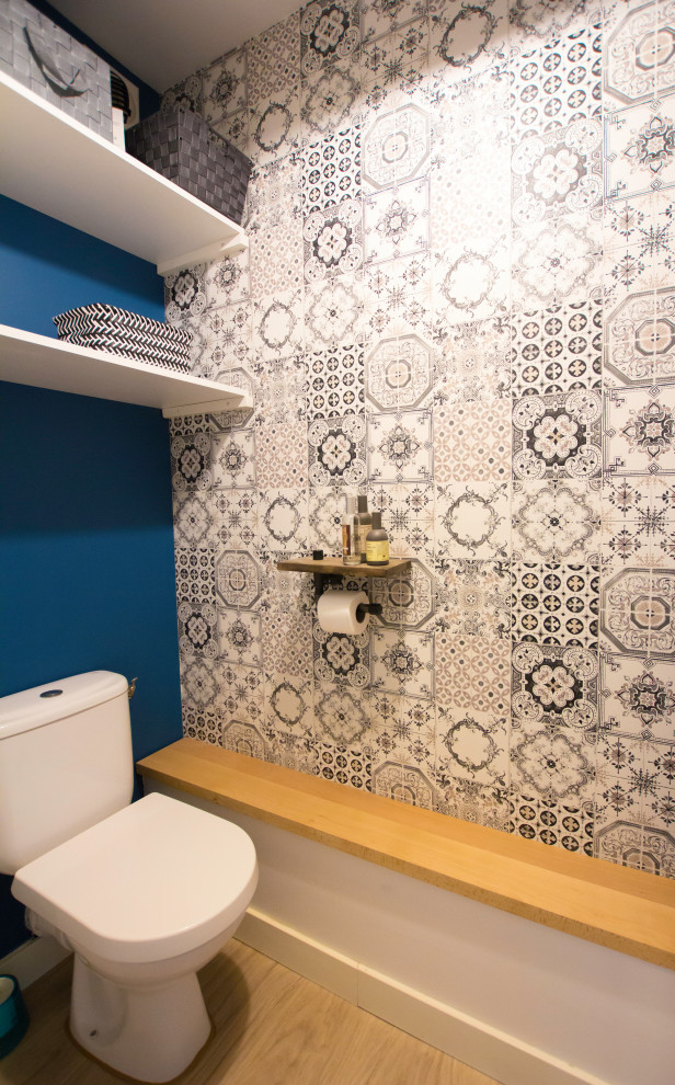 Foto på ett mellanstort funkis toalett, med ljust trägolv och brunt golv