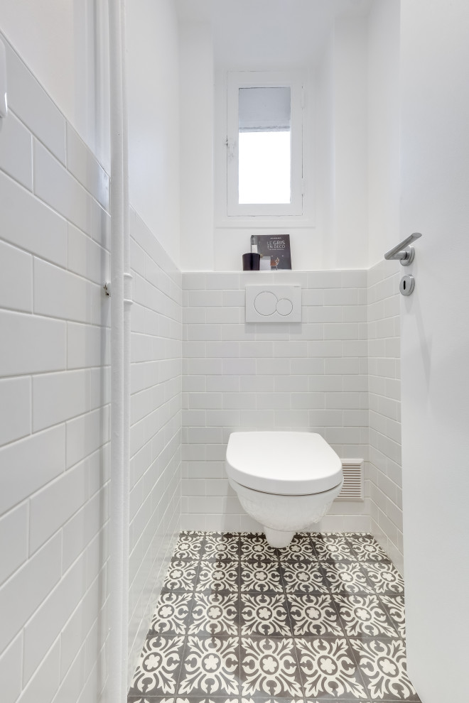 Mittelgroße Moderne Gästetoilette mit weißen Fliesen, Metrofliesen, gefliestem Waschtisch und weißer Waschtischplatte in Paris