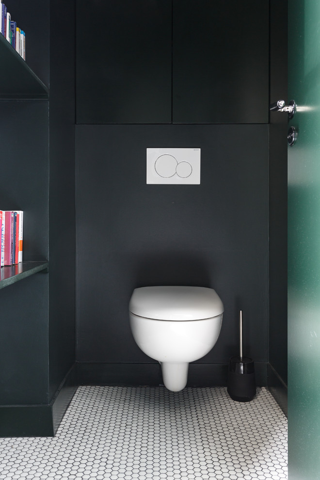 Kleine Moderne Gästetoilette mit Kassettenfronten, schwarzen Schränken, Wandtoilette, schwarzen Fliesen, schwarzer Wandfarbe, Mosaik-Bodenfliesen, weißem Boden und weißer Waschtischplatte in Paris
