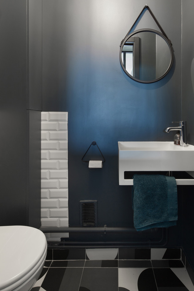 Idéer för ett litet skandinaviskt toalett, med vita skåp, en vägghängd toalettstol, vit kakel, tunnelbanekakel, blå väggar, klinkergolv i terrakotta, ett väggmonterat handfat och flerfärgat golv