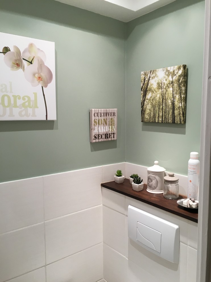 Inspiration för små moderna toaletter, med en vägghängd toalettstol, grön kakel, keramikplattor, gröna väggar, kaklad bänkskiva, klinkergolv i keramik och ett väggmonterat handfat
