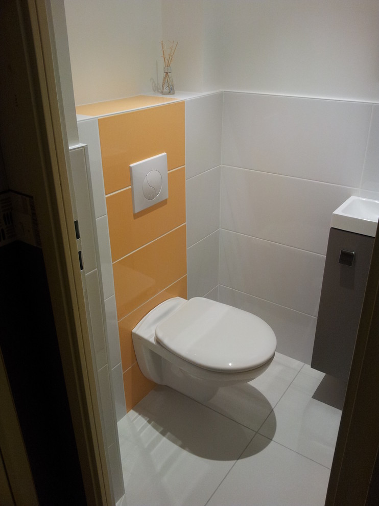 Свежая идея для дизайна: туалет среднего размера в современном стиле с раздельным унитазом, белой плиткой, желтой плиткой, белыми стенами, полом из керамогранита, столешницей из плитки и белым полом - отличное фото интерьера