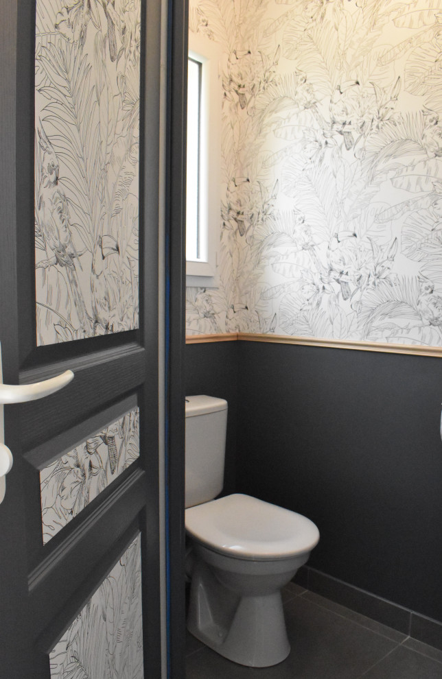 Immagine di un bagno di servizio tropicale con WC monopezzo, pareti grigie, pavimento con piastrelle in ceramica e pavimento grigio