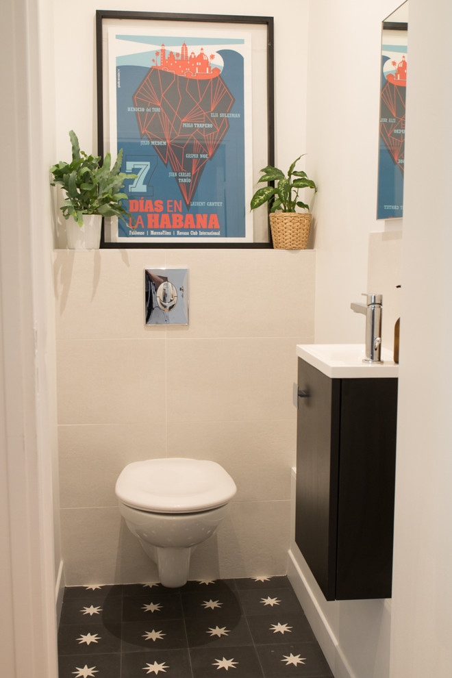 Idee per un bagno di servizio design con WC sospeso, pistrelle in bianco e nero, pareti bianche e lavabo sospeso
