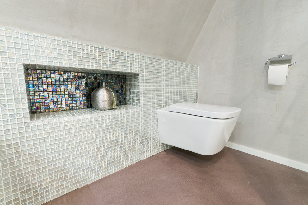 Idee per un grande bagno di servizio tradizionale con WC sospeso, piastrelle nere, piastrelle beige, piastrelle blu, piastrelle arancioni, piastrelle rosse, piastrelle verdi, piastrelle a mosaico, pavimento in cemento, pavimento beige e pareti bianche