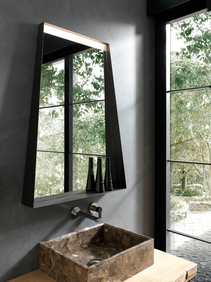 Cette photo montre un WC suspendu tendance en bois clair de taille moyenne avec un carrelage gris, un mur gris, un sol en carrelage de céramique, un plan vasque et un plan de toilette en granite.