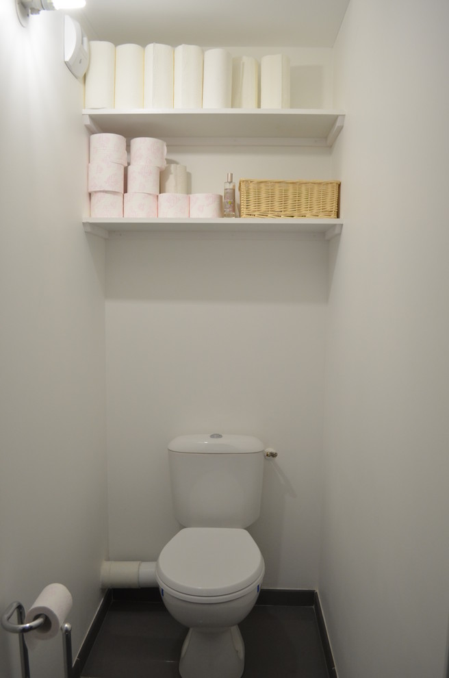 Esempio di un piccolo bagno di servizio chic con nessun'anta, ante bianche, WC monopezzo, piastrelle grigie, piastrelle in ceramica, pareti bianche e pavimento con piastrelle in ceramica