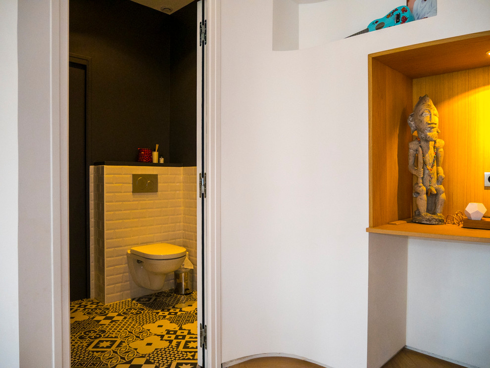 Идея дизайна: туалет среднего размера в современном стиле с инсталляцией, плиткой кабанчик, черными стенами, полом из цементной плитки и разноцветным полом