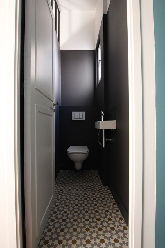 Modern inredning av ett toalett