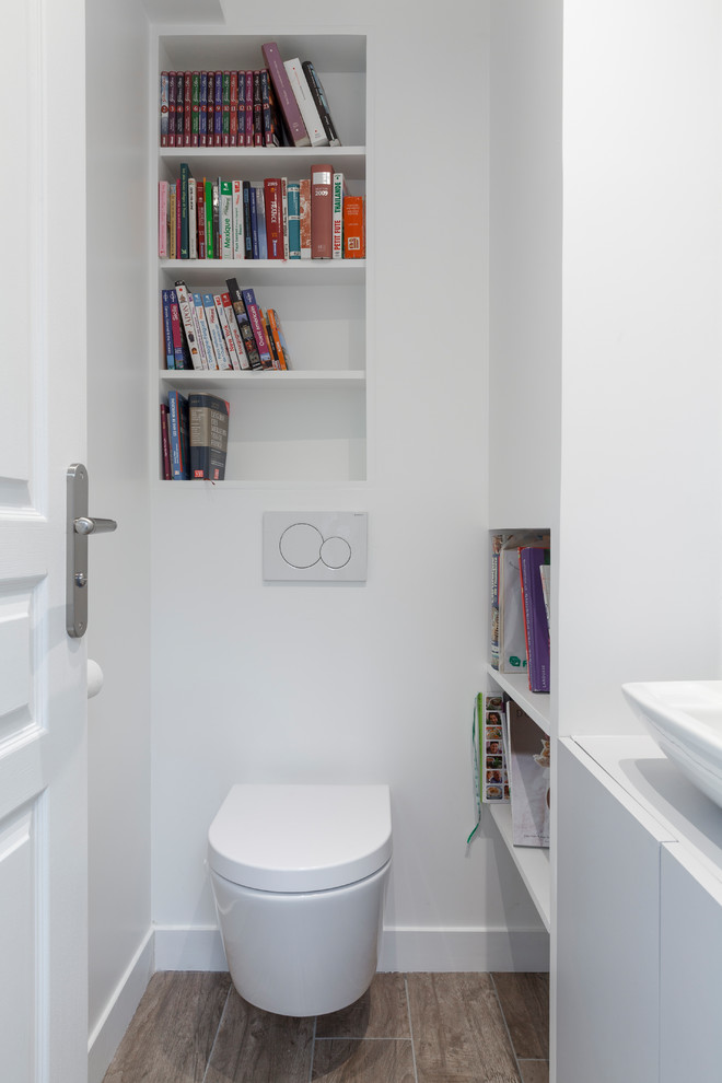Exemple d'un petit WC suspendu tendance avec un placard sans porte, des portes de placard blanches et un sol en carrelage de céramique.
