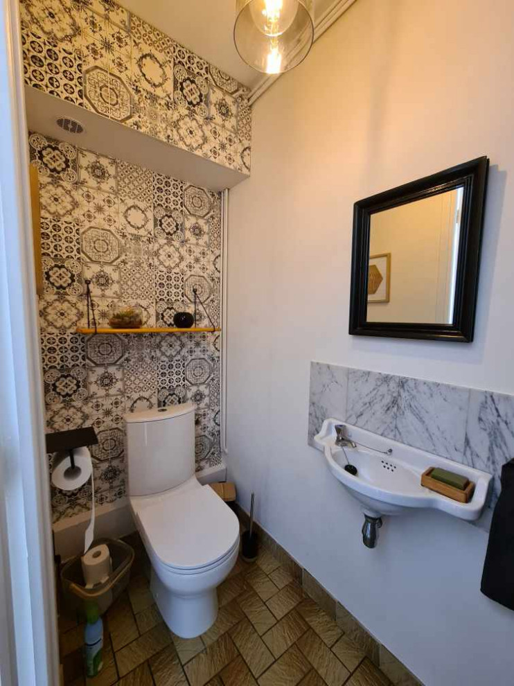 Стильный дизайн: маленький туалет в стиле лофт с серыми фасадами, унитазом-моноблоком, белой плиткой, мраморной плиткой, белыми стенами, подвесной раковиной, столешницей из дерева, черной столешницей и встроенной тумбой для на участке и в саду - последний тренд