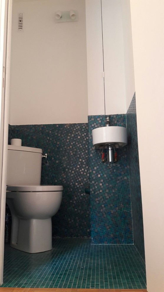Idee per un piccolo bagno di servizio tradizionale con WC monopezzo, piastrelle a mosaico, pareti verdi, pavimento con piastrelle a mosaico, lavabo sospeso e pavimento verde