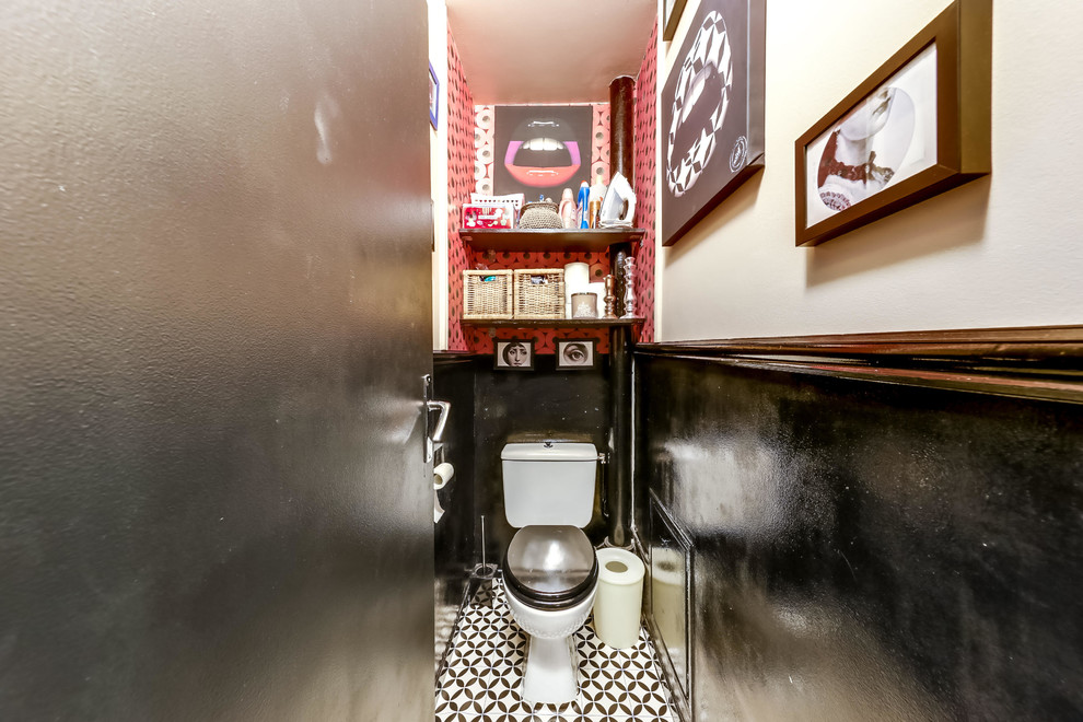 На фото: туалет среднего размера в стиле ретро с унитазом-моноблоком, черно-белой плиткой, розовыми стенами и полом из линолеума