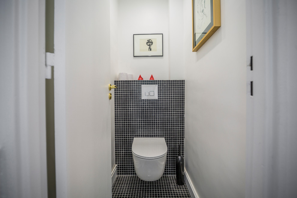 Свежая идея для дизайна: маленький туалет в стиле ретро с инсталляцией, черной плиткой, плиткой мозаикой, белыми стенами, полом из мозаичной плитки и черным полом для на участке и в саду - отличное фото интерьера