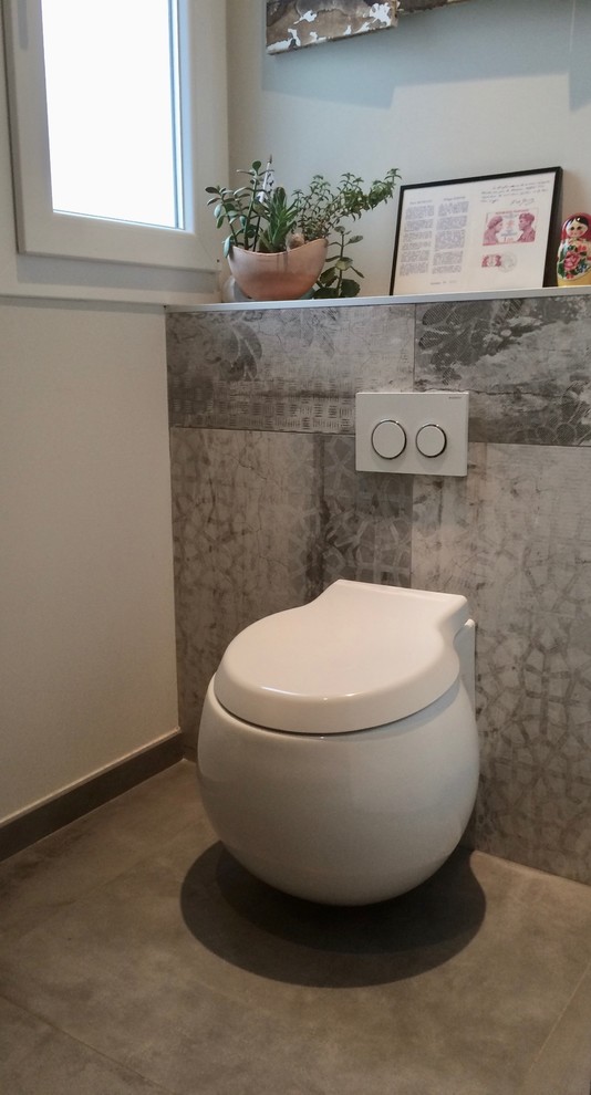 Esempio di un piccolo bagno di servizio minimal con WC sospeso, piastrelle in ceramica, pareti bianche, pavimento con piastrelle in ceramica e lavabo sospeso