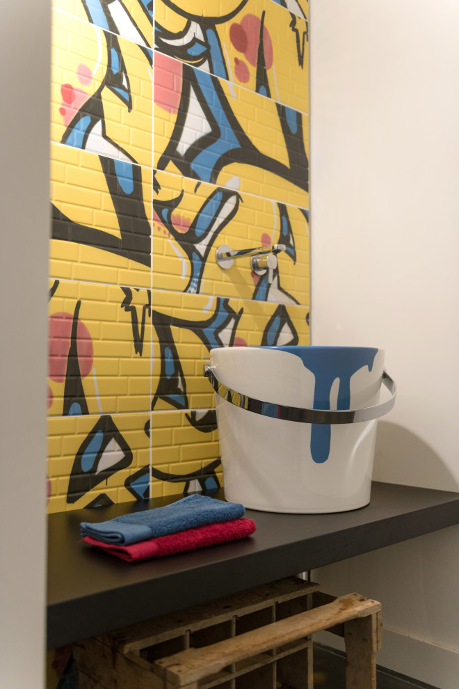 リヨンにあるエクレクティックスタイルのおしゃれなトイレ・洗面所の写真