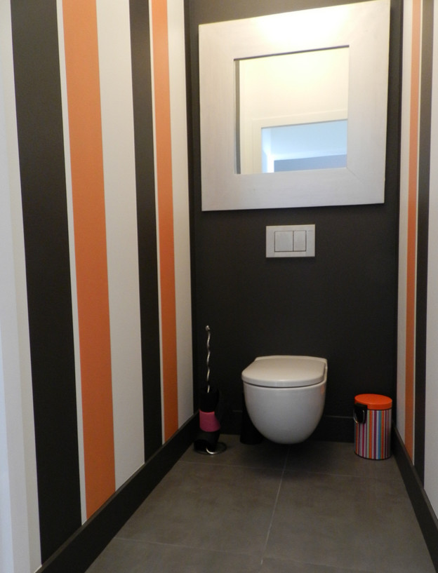 Immagine di un grande bagno di servizio design con WC sospeso, piastrelle grigie, piastrelle in ceramica, pareti multicolore e pavimento in ardesia