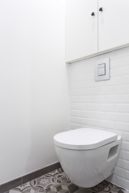 Une solution maligne pour caser le chauffe-eau - Toilettes - Paris - par  QUALIRENOVATION | Houzz