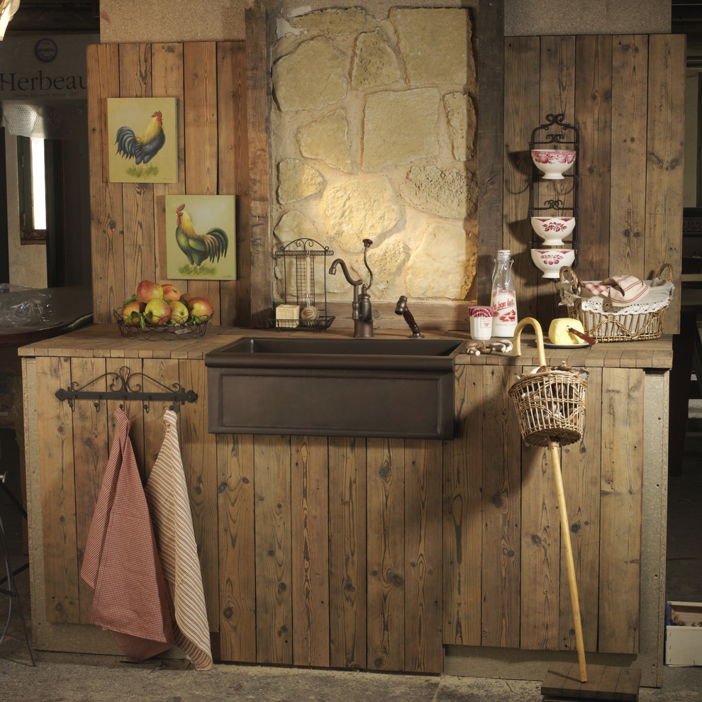 Esempio di un bagno di servizio vittoriano con ante in legno scuro, lavabo a bacinella e top in legno