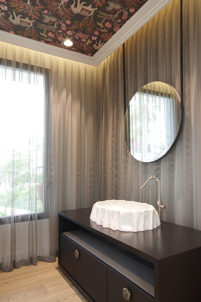 Design ideas for a contemporary cloakroom in Paris.