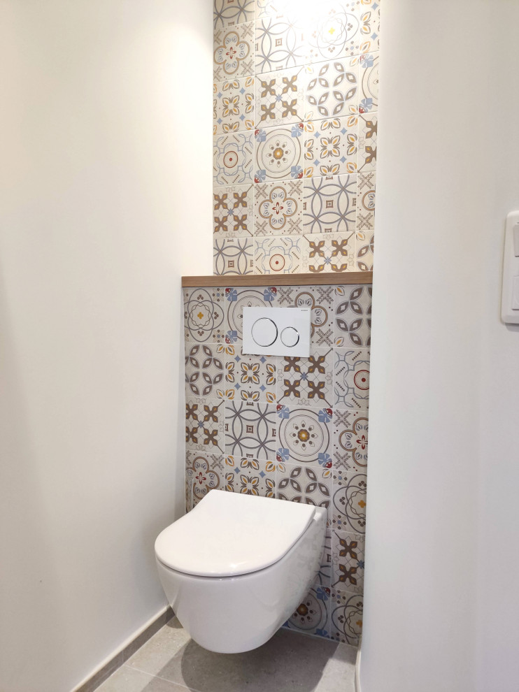 Idee per un piccolo bagno di servizio contemporaneo con WC sospeso, piastrelle beige, piastrelle di cemento, pavimento con piastrelle in ceramica, pavimento grigio, top bianco e mobile bagno sospeso