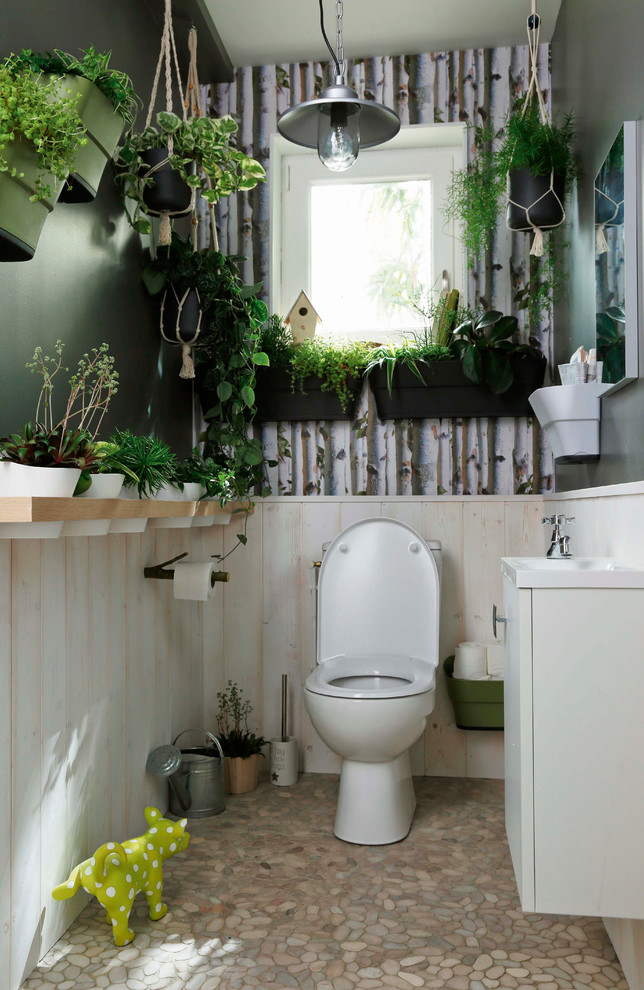 Cette image montre un WC et toilettes rustique de taille moyenne avec WC à poser et un mur vert.