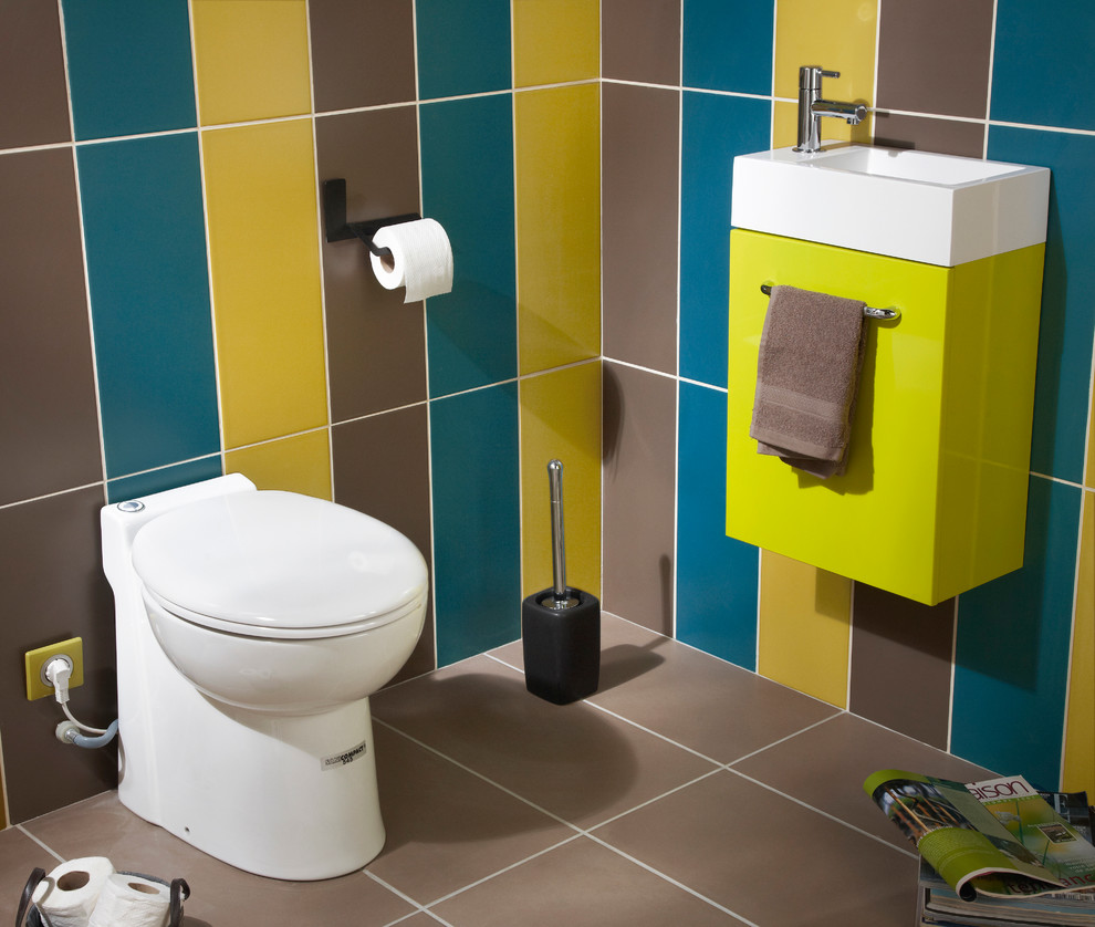 Idéer för att renovera ett mellanstort funkis toalett, med en toalettstol med hel cisternkåpa och flerfärgade väggar