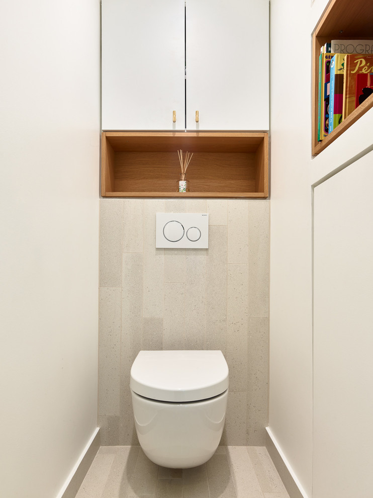Идея дизайна: туалет среднего размера в современном стиле с фасадами с утопленной филенкой, белыми фасадами, инсталляцией, бежевой плиткой, керамической плиткой, белыми стенами, полом из керамической плитки и бежевым полом