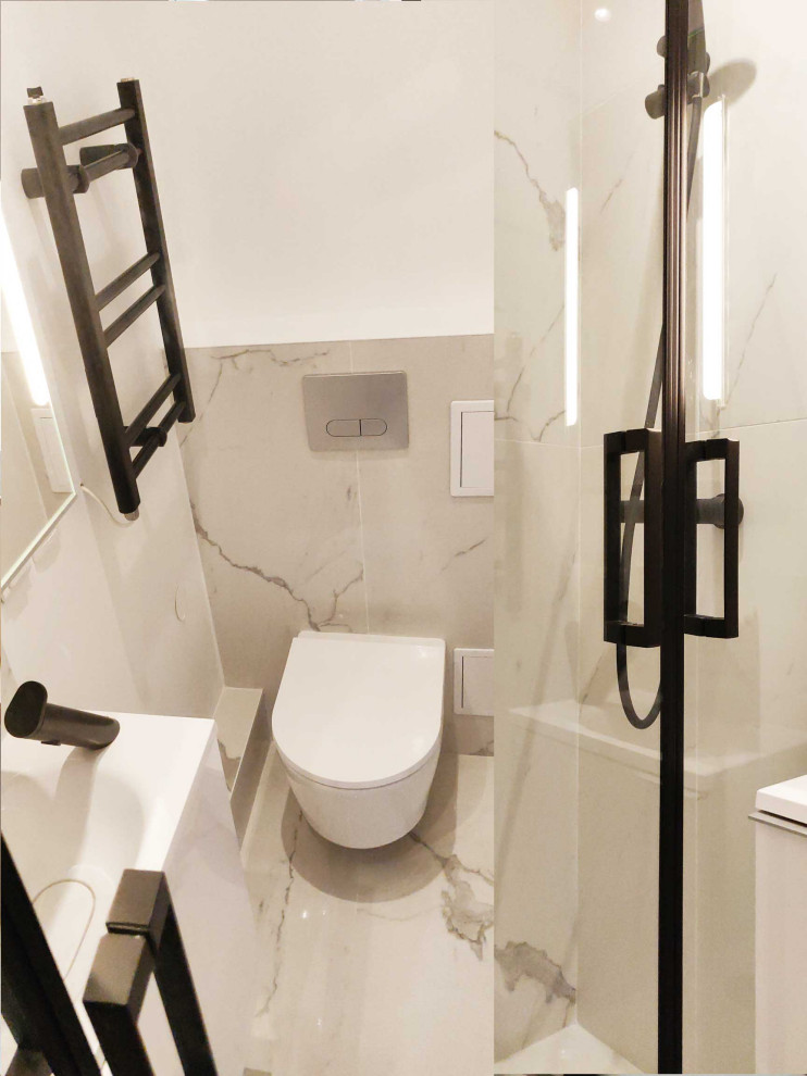Foto på ett litet funkis vit toalett, med luckor med profilerade fronter, vita skåp, en vägghängd toalettstol, vit kakel, marmorkakel, vita väggar, marmorgolv, ett väggmonterat handfat, bänkskiva i akrylsten och vitt golv