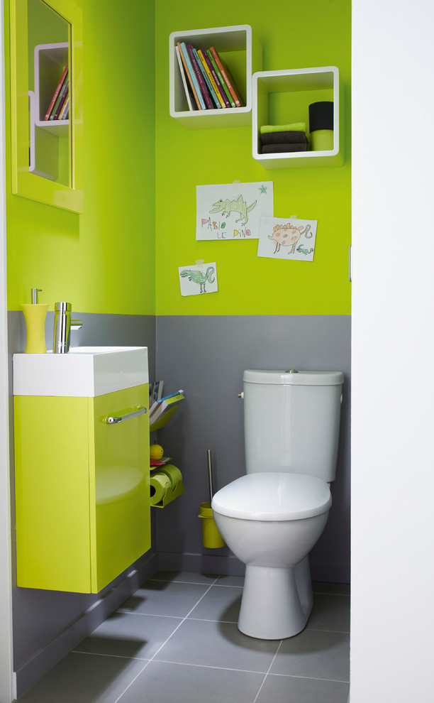 Foto de aseo minimalista de tamaño medio con sanitario de una pieza y paredes verdes